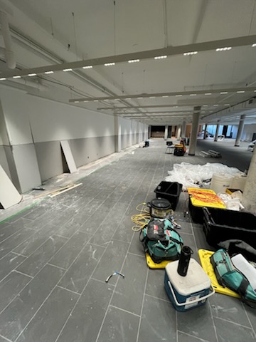 Grand plateau commercial en chantier avec cloisons de gypse et structure de plafond