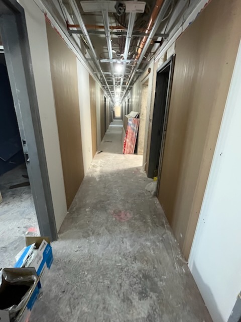 Corridor avec cloisons de gypse installées dans un bâtiment en construction