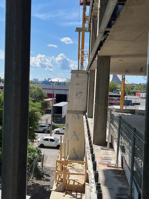 Panneaux isolants installés en façade d’un bâtiment en construction