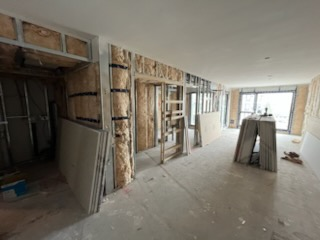 Chantier intérieur avec colombages métalliques et panneaux de gypse