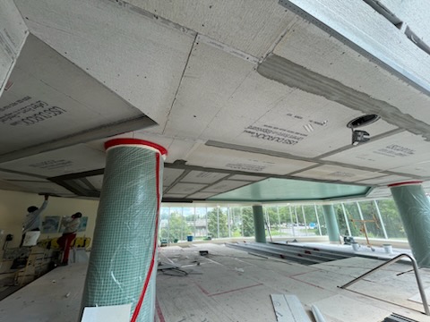 Structure de plafond en colombages d’acier sous une dalle de béton