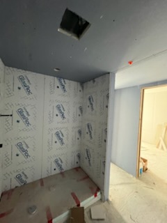 Local intérieur avec panneaux isolants installés sur les murs