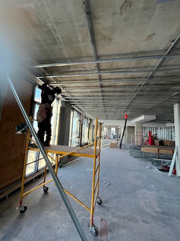 Installation d’une structure de plafond suspendu depuis un échafaudage