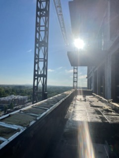 Périmètre de toiture en chantier avec grue en arrière-plan
