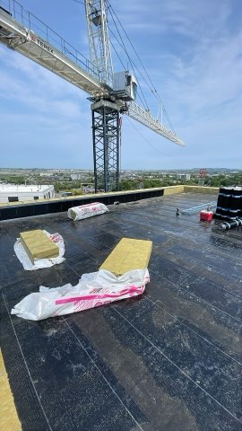 Panneaux d’isolant déposés sur une toiture en cours de travaux