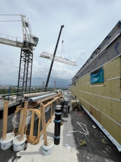 Mur extérieur isolé en hauteur avec grues sur le chantier